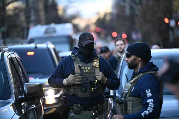 Investigadores de la Oficina de Alcohol, Tabaco, Armas de Fuego y Explosivos (ATF), la Guardia Nacional y otras agencias policiales se reúnen detrás de una cinta policial amarilla después de un tiroteo en el centro de Washington, el 26 de noviembre de 2025. (Foto: AFP) 