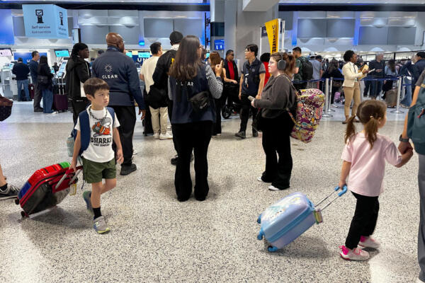 Personas caminan por un pasillo del aeropuerto internacional George Bush este viernes, en Houston (Estados Unidos). EFE/ Carlos Ramírez