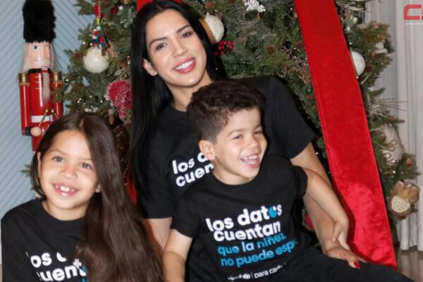 La comunicadora Yubelkis Peralta, junto a sus hijos, celebrando el Día Mundial de la Infancia 2025. Foto: Fuente externa.