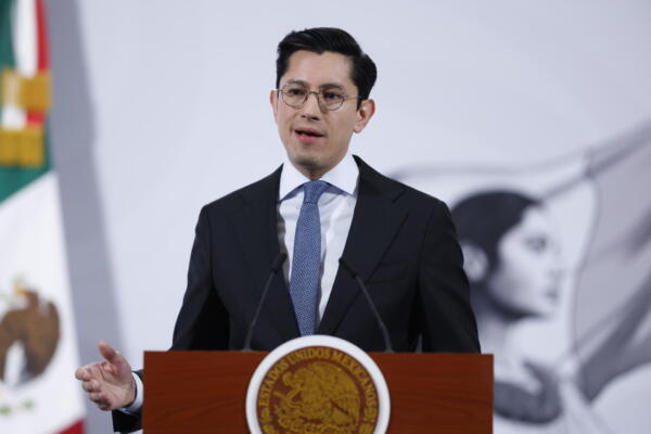 El subsecretario para América del Norte, Roberto Velasco Álvarez, participa durante la rueda de prensa de la presidenta de México Claudia Sheinbaum (fuera de cuadro) este martes, en Palacio Nacional de la Ciudad de México (México). EFE/Sáshenka Gutiérrez