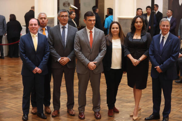El presidente de Bolivia, Rodrigo Paz (c), posa junto a directivos del Banco Central de Bolivia este jueves, durante un acto en el Palacio de Gobierno en La Paz (Bolivia). EFE/Luis Gandarillas