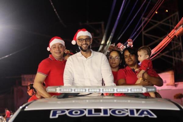 El alcalde Junior Peralta anuncia la licitación para la decoración navideña que iluminará todos los parques de Nagua este año.