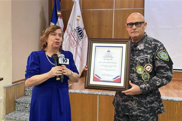 La gobernadora Luisa Jiménez entrega un pergamino de reconocimiento al general Juan Pablo Ferreira Vera por su labor en la seguridad ciudadana.