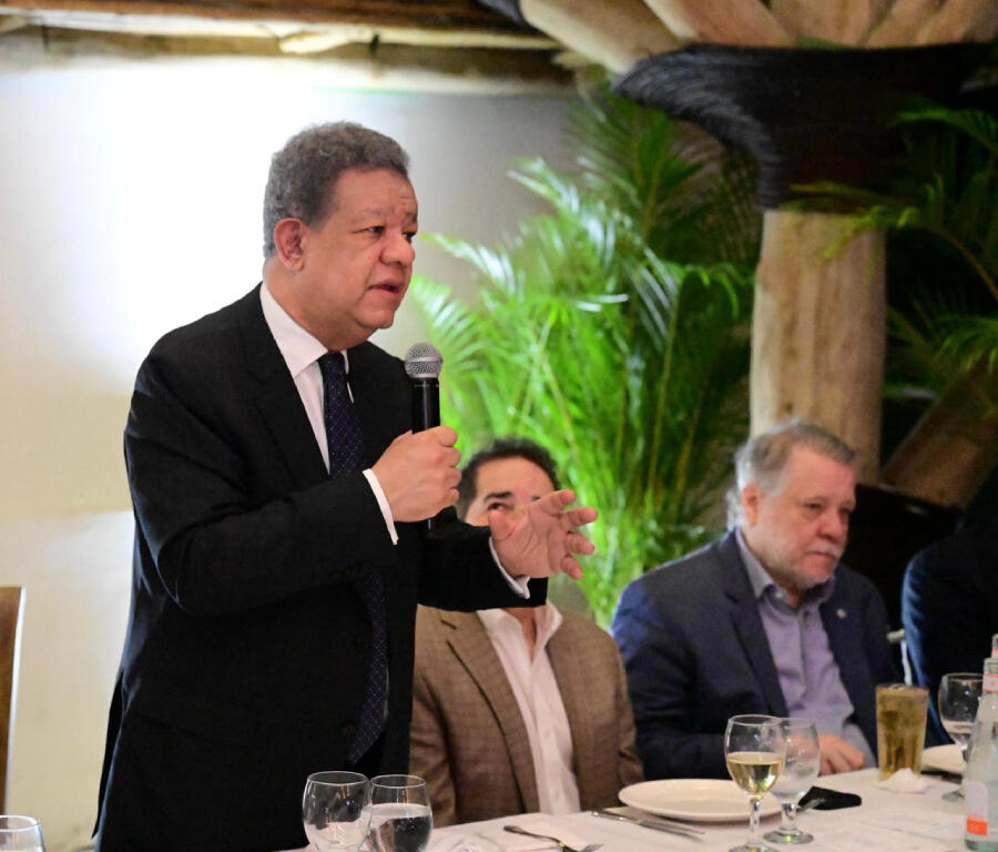 Leonel Fernández durante encuentro con profesionales critica crisis de confianza del Gobierno.