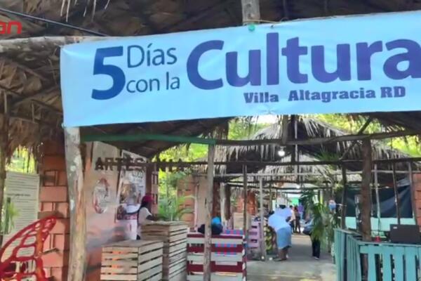El acto inaugural inició con retraso debido al lodazal generado por las recientes lluvias en el área base de la feria.