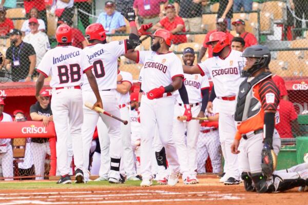 Este domingo, los Leones seguirán en el Quisqueya pero como visitantes contra los Tigres del Licey a las 5:00 PM.