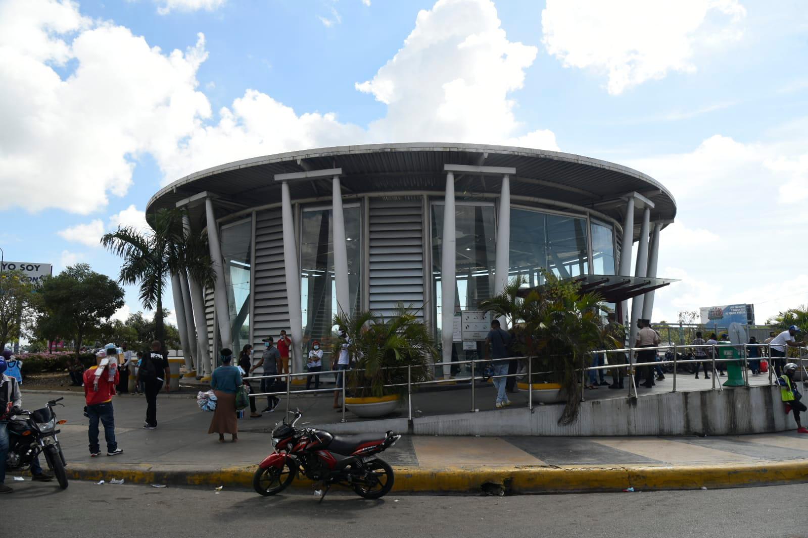 Avería en el Metro causa aglomeración de usuarios en el Kilómetro 9