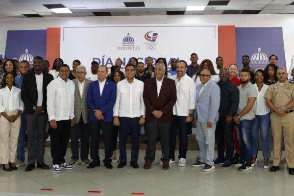 En el encuentro estuvieron presentes Luis Mejía Oviedo, presidente de Centro Caribe Sports; Alberto Rodríguez, director ejecutivo del INEFI; Luisito Pie, medallista olímpico y presidente de la comisión de atletas del Comité Olímpico Dominicano (COD); Milton Ray Guevara, presidente de la Liga Dominicana de Fútbol; Américo Celado, presidente de la Asociación de Cronistas Deportivos de Santo Domingo; Dionisio Guzmán, presidente del Pabellón de la Fama del Deporte Dominicano; y el general José Manuel Durán Infante. 

