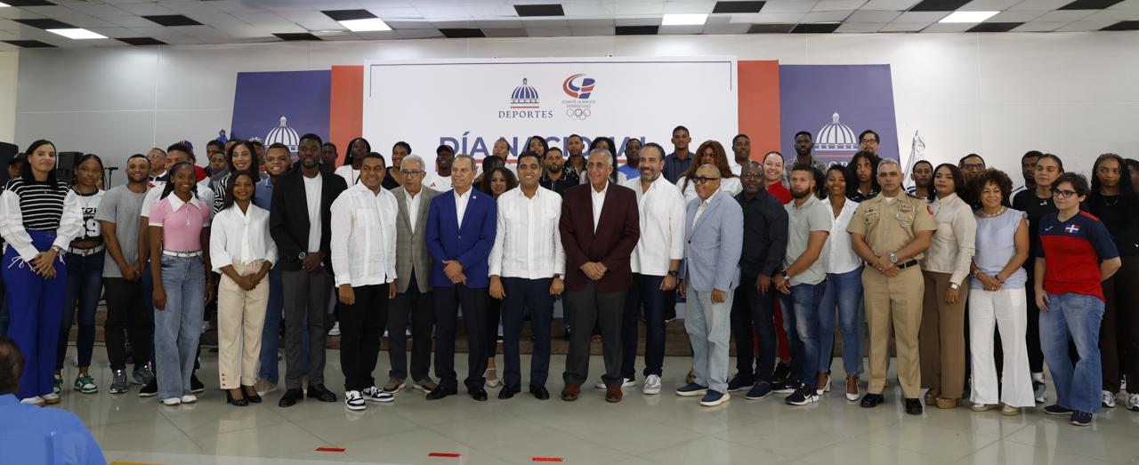 En el encuentro estuvieron presentes Luis Mejía Oviedo, presidente de Centro Caribe Sports; Alberto Rodríguez, director ejecutivo del INEFI; Luisito Pie, medallista olímpico y presidente de la comisión de atletas del Comité Olímpico Dominicano (COD); Milton Ray Guevara, presidente de la Liga Dominicana de Fútbol; Américo Celado, presidente de la Asociación de Cronistas Deportivos de Santo Domingo; Dionisio Guzmán, presidente del Pabellón de la Fama del Deporte Dominicano; y el general José Manuel Durán Infante.