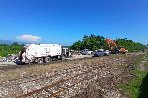 La retención y el bloqueo se registraron en la carretera Sánchez, a la altura del acceso al vertedero del distrito municipal de Pescadería.