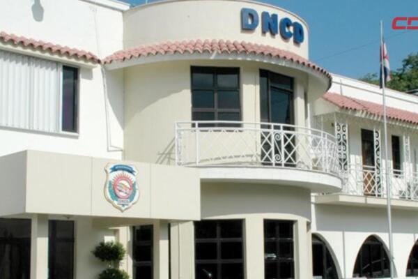 Fachada de la Dirección Nacional de Control de Drogas.