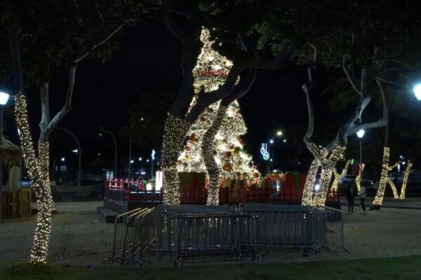 Familias disfrutan luces y decoraciones de la magia de la Navidad 
