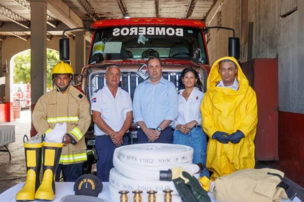 El vicepresidente de Operaciones de Casa Brugal, Fernando Ortega Zeller junto al Cuerpo de Bomberos de Puerto Plata. Foto: Fuente Externa
