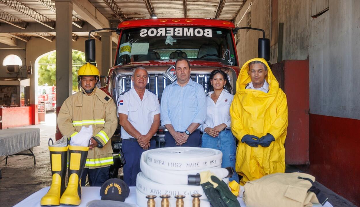 Casa Brugal dona equipos al Cuerpo de Bomberos de Puerto Plata