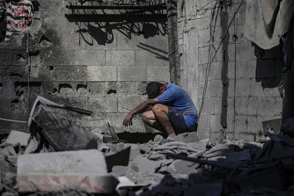 Un hombre reacciona en el lugar de su hogar destruido tras un ataque aéreo israelí que tuvo como objetivo un bloque residencial en el campamento de refugiados de Al Shatea en la ciudad de Gaza, el 29 de octubre de 2025. EFE/EPA/MOHAMMED SABER
 
//////////
 
Suben a 241 los muertos en Gaza por ataques israelíes, pese al acuerdo de alto el fuego.