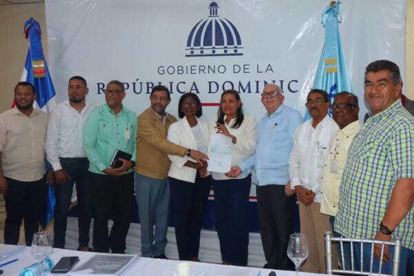 El acto de entrega de cheque, de RD$ 100 millones, fue realizado en la Gobernación Civil.