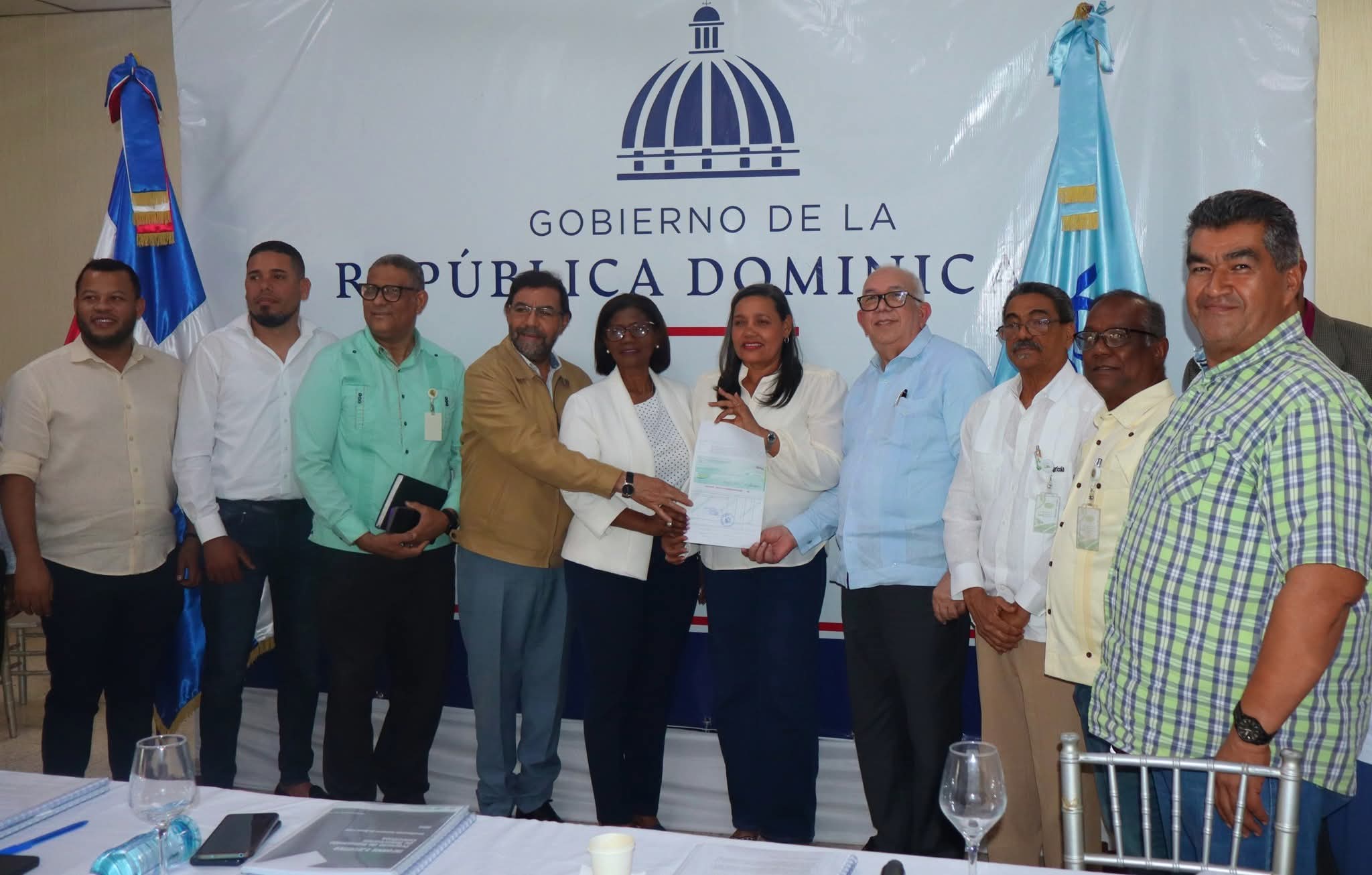 Gobierno entrega RD$ 100 millones a Productores de Azua