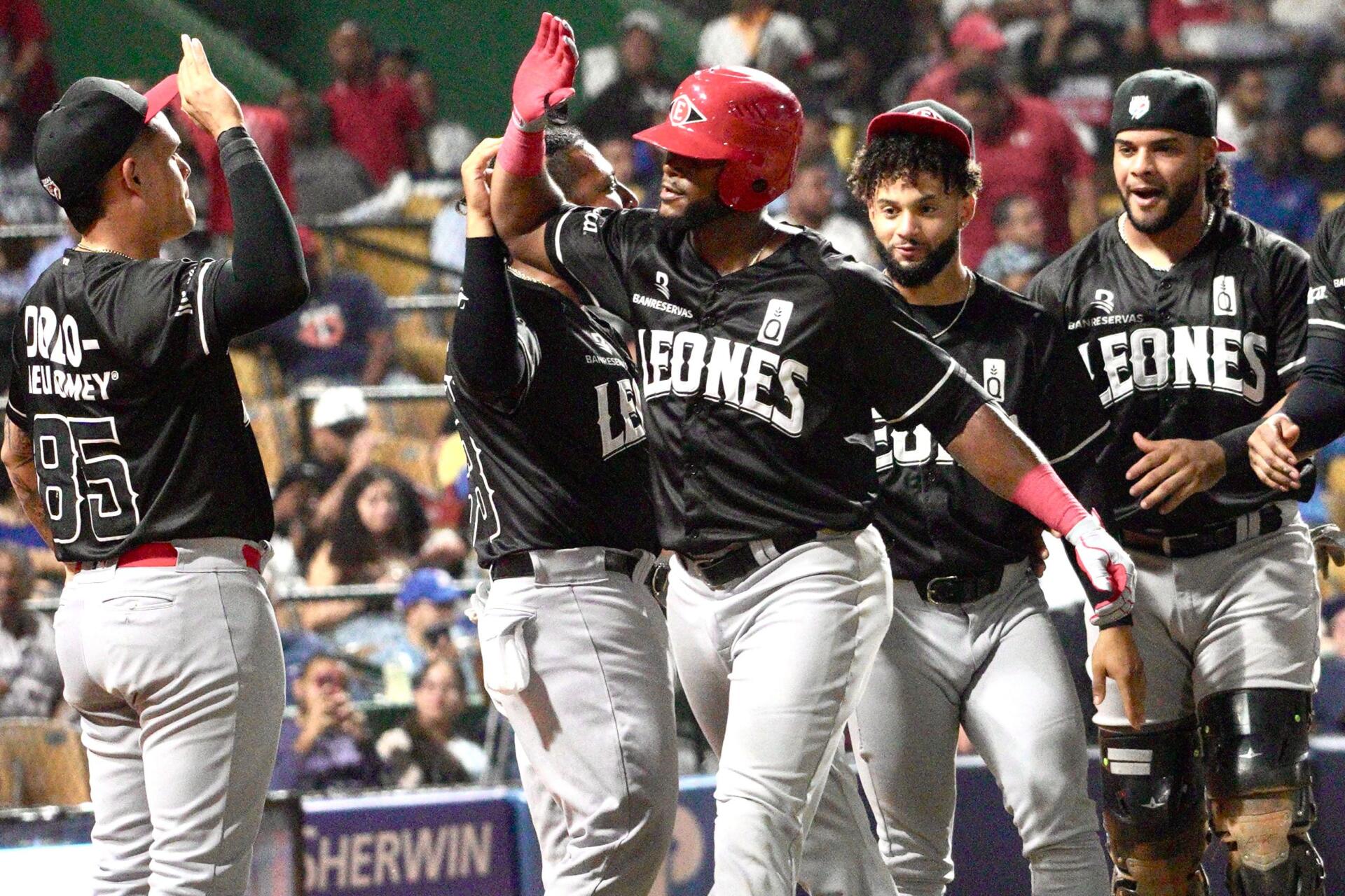 El triunfo, con el que los melenudos cortan una racha de cuatro derrotas, mejora la marca del conjunto a 7-9 y los lleva a la cuarta posición del campeonato. El Licey (7-10) desciende a la quinta posición.