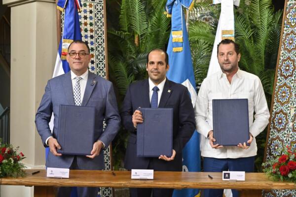 Ian Rondón, vicepresidente ejecutivo de AFI Reservas; Leandro Villanueva, vicepresidente ejecutivo de Empresas Subsidiarias de Banreservas; y Carlos Arnal, coordinador de los Grupos Unidos por la Zona Colonial
Foto: fuente externa