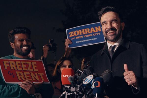 El nuevo alcalde Zohran Mamdani saluda a sus seguidores en Queens