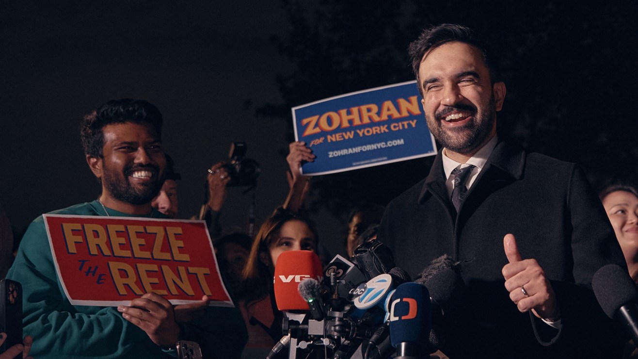 El nuevo alcalde Zohran Mamdani saluda a sus seguidores en Queens