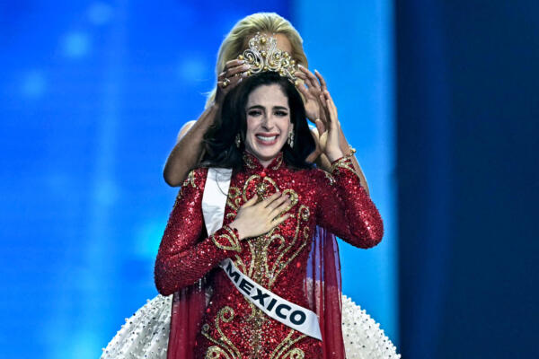 La mexicana Fátima Bosch (C) es coronada mientras celebra su victoria en el certamen de Miss Universo 2025 en Nonthaburi, al norte de Bangkok, el 21 de noviembre de 2025. (Foto de Lillian SUWANRUMPHA / AFP)