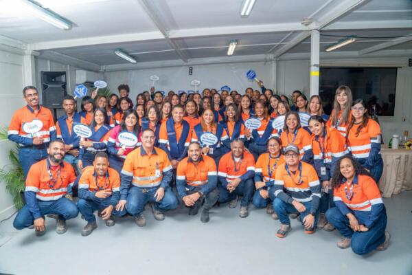 Jóvenes graduados del programa Job Ready junto a ejecutivos de Barrick Pueblo Viejo durante la ceremonia de certificación en Sánchez Ramírez.