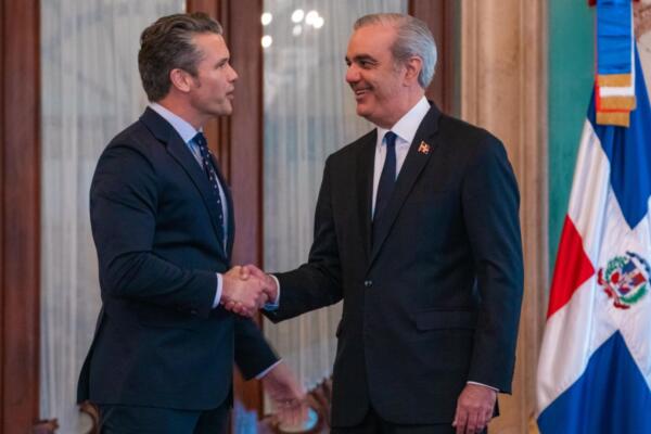 El presidente Luis Abinader recibió en al secretario de Defensa de los Estados Unidos, Pete Hegseth.