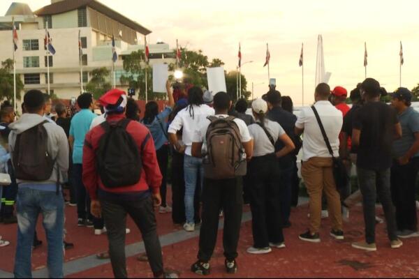 Marcha azul protesta en contra de los apagones y otros problemas
