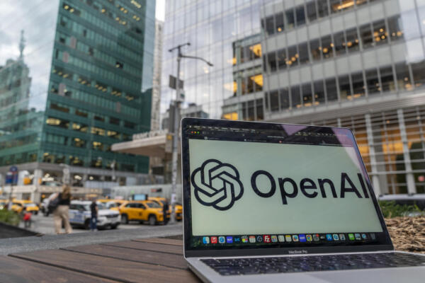 Fotografía de archivo de un computador con el logo de OpenAI. EFE/ Angel Colmenares