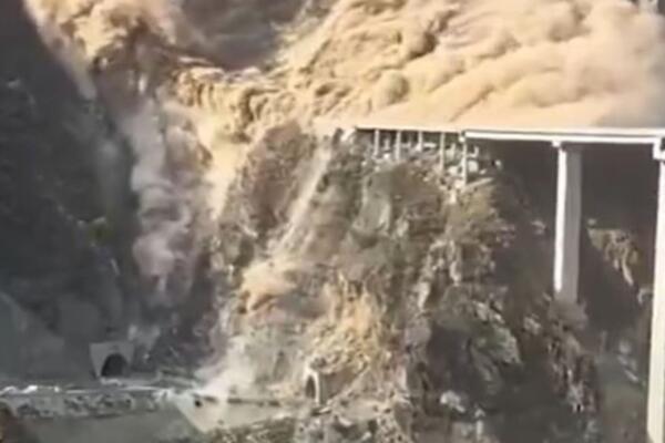 Imagen del puente colapsado en China.