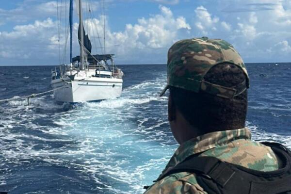 La Armada Dominicana brinda asistencia marítima a velero estadounidense