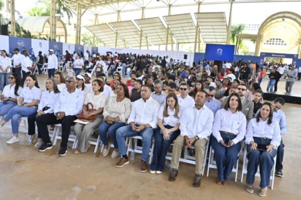 Estas jornadas buscan democratizar oportunidades para que más dominicanos accedan a productos bancarios.