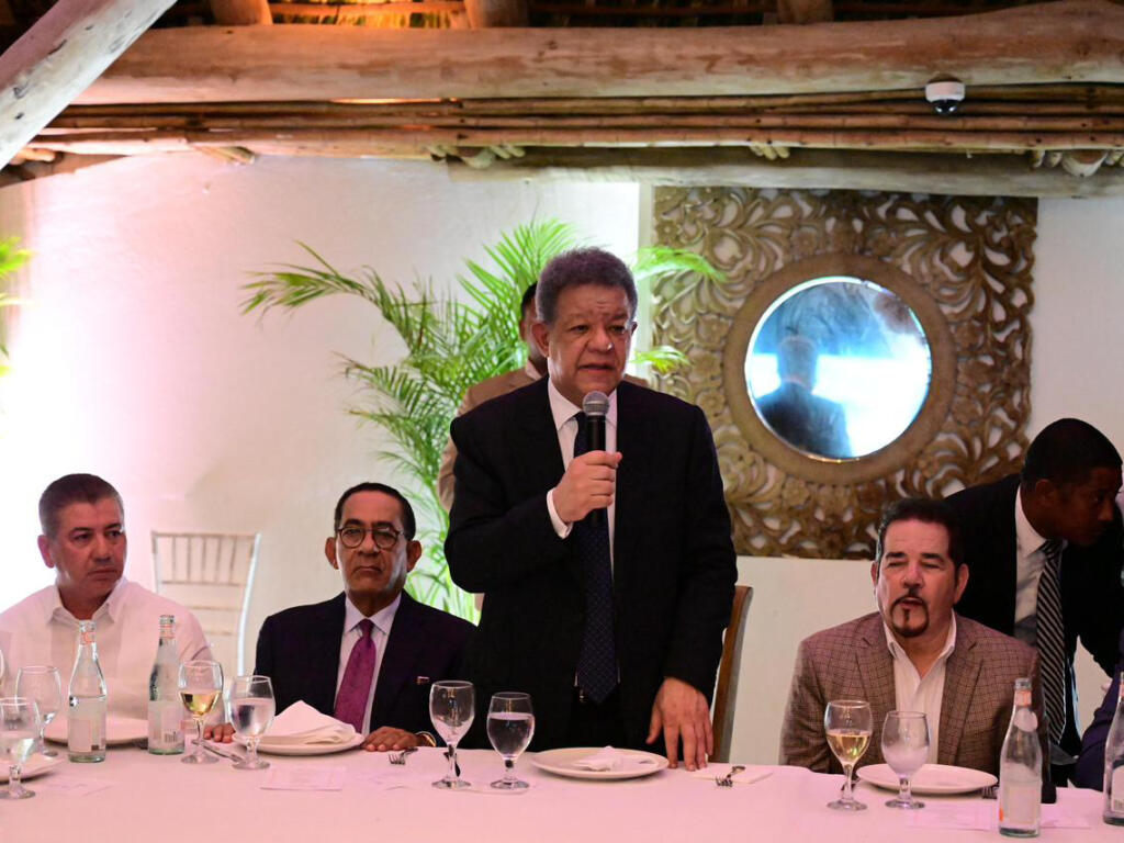 Leonel Fernández durante encuentro con profesionales critica crisis de confianza del Gobierno.