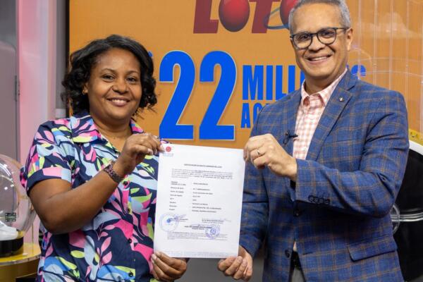  La Sra. Nerys Almonte Álvarez, recibió el certificado que la acredita como la ganadora de los 22 millones de pesos.