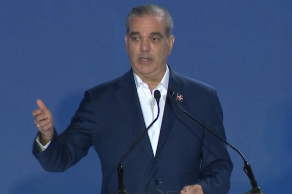 El presidente Abinader realizó el anuncio en LA Semanal con la prensa desde Punta Cana.