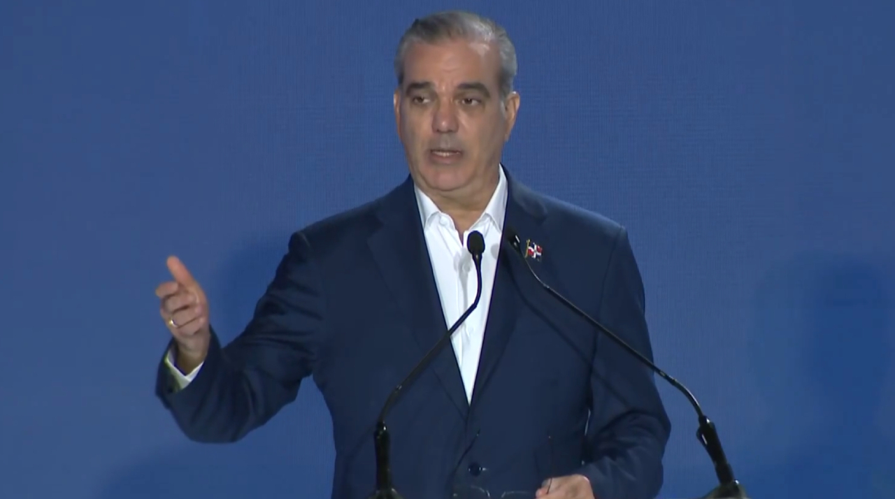 El presidente Abinader realizó el anuncio en LA Semanal con la prensa desde Punta Cana.