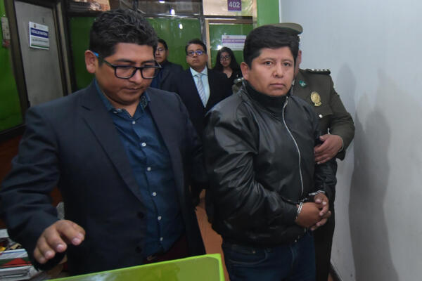 El exdirigente de la Central Obrera Boliviana (COB) Juan Carlos Huarachi (d) es detenido este lunes, en La Paz (Bolivia). EFE/ STR