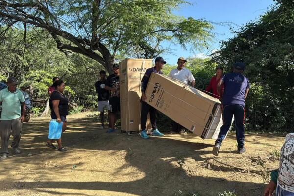 Gobierno asiste a familias de San Fernando con la entrega de electrodomésticos tras las inundaciones recientes.