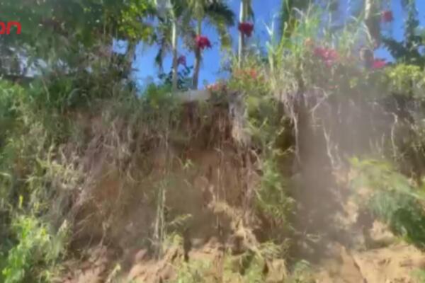 Familia en riesgo por obras en carretera La Javilla–Pinalito.
