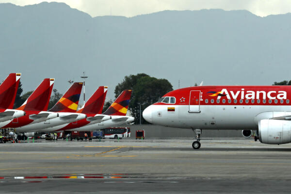 Fotografía de archivo que muestra un avión de la aerolínea Avianca aterrizando en el aeropuerto El Dorado, en Bogotá (Colombia). EFE/ Mauricio Dueñas Castañeda ARCHIVO