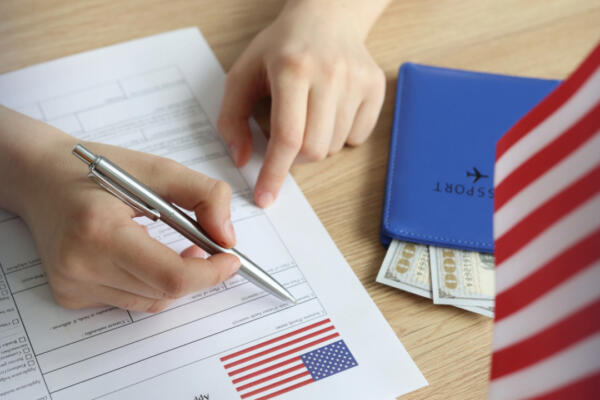 El USCIS actualizó los ingresos mínimos para patrocinadores