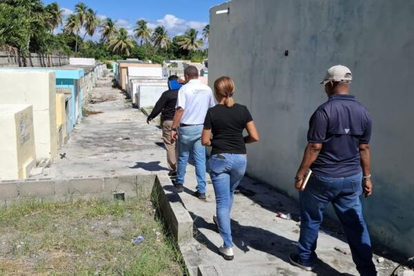 Técnicos de Salud Pública y líderes comunitarios inspeccionan el cementerio de Cabral tras denuncias de malos olores.