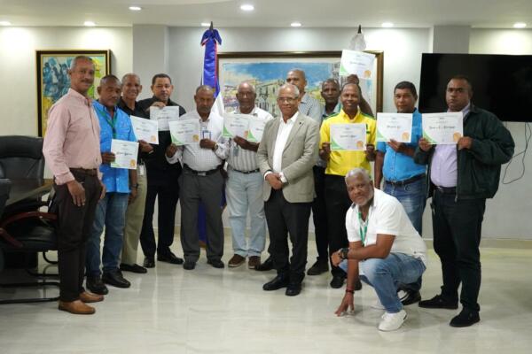El vicepresidente ejecutivo de la OMSA, Onéximo González, encabeza el reconocimiento a los diez choferes destacados por su desempeño y compromiso.