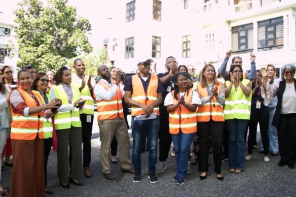 Los empleados del Servicio Regional de Salud Ozama durante el simulacro.
