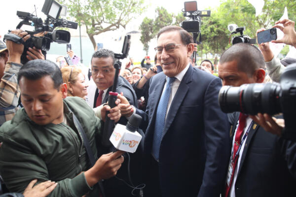 El expresidente de Perú Martín Vizcarra (c) (2018-2020) reacciona a su llegada a un juzgado este jueves, en Lima (Perú). EFE/ Paolo Aguilar