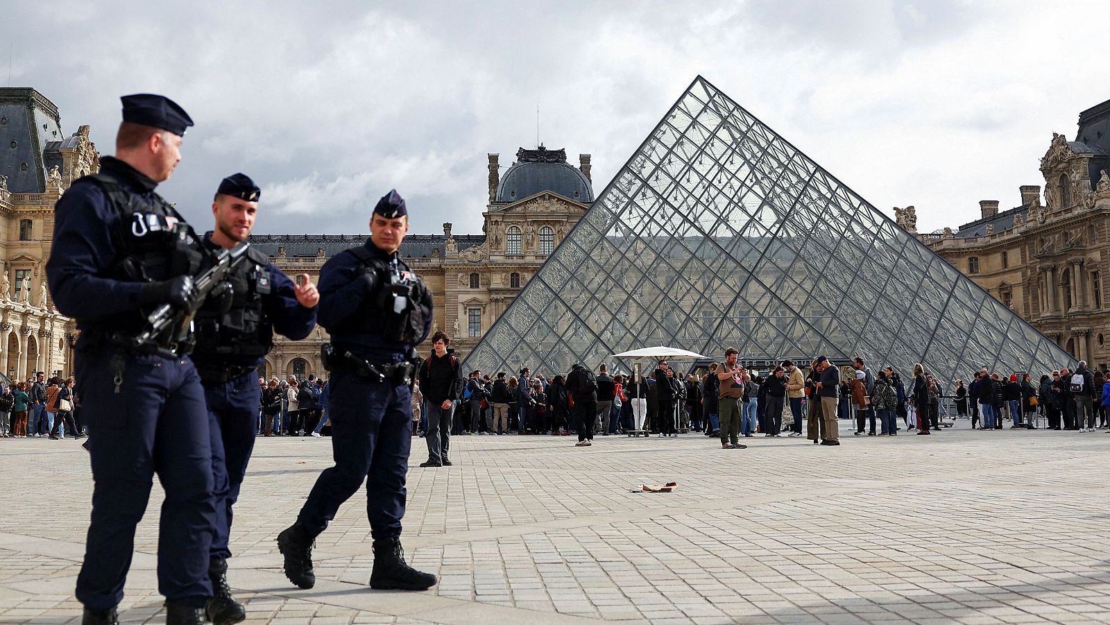 Liberan sin cargos a un sospechoso del robo en el Louvre e imputan a otro