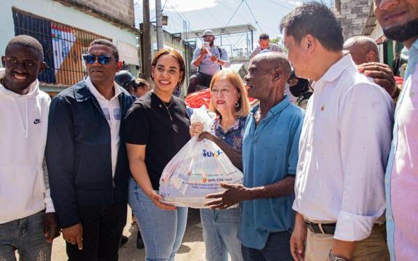 ASDN y Cámara de Comercio China entregan kits alimenticios a afectados por tormenta Melissa