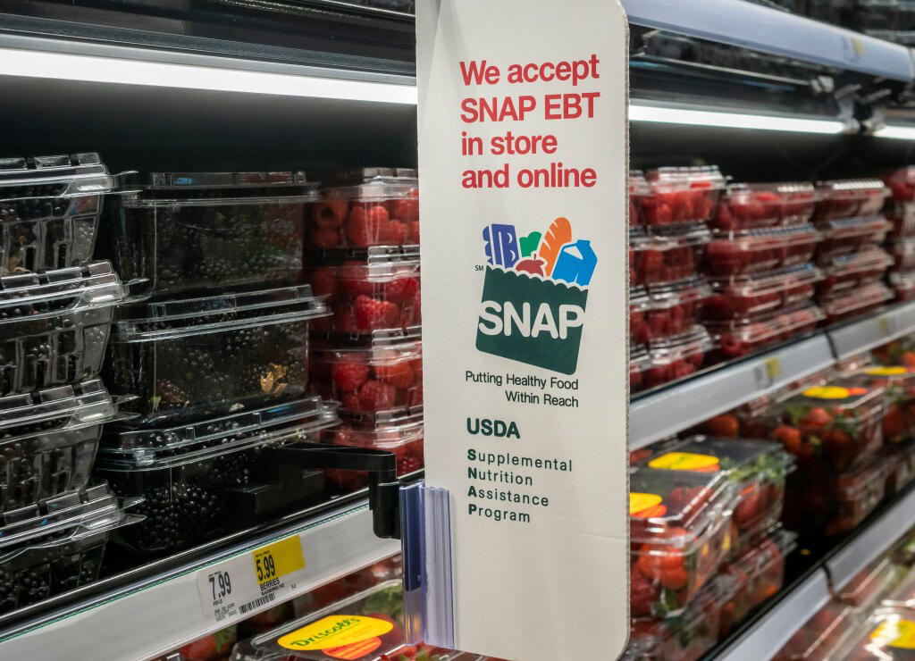El programa SNAP, que funciona a través de una tarjeta electrónica (EBT), permite comprar alimentos esenciales