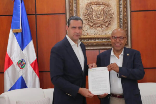 Servio Tulio Castaños entrega análisis técnico del CPP a Alfredo Pacheco.